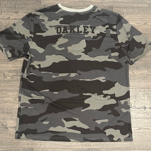 Green, Grey, and Dark Green Oakley Camo Tee XXL Custom Fit New without Tags - Picture 2 of 9